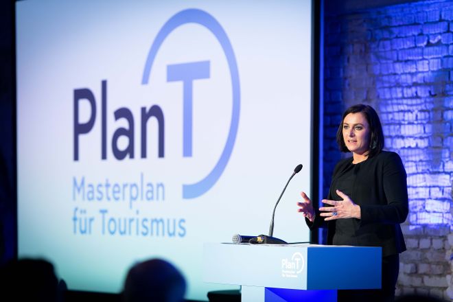 Neue Qualität der Tourismuspolitik: Nachhaltigkeitsministerin Elisabeth Köstinger präsentierte in Salzburg den „Plan T –  Masterplan für Tourismus“. Im Zentrum des Strategiepapiers steht die Weiterentwicklung des wichtigen Wirtschaftszweigs für Gäste und zum Wohl der Einheimischen.