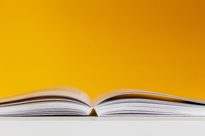 Buch vor gelbem Hintergrund