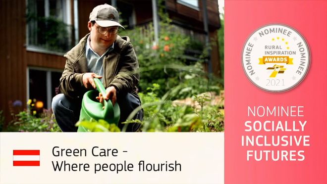 Mann mit Down-Syndrom im Garten, dazu eine Österreich-Flagge und die Worte "Green Care - wo Menschen aufblühen", außerdem rechts ein Balken mit Logo und Bezeichnung der Kategorie "Socially inclusive futures"