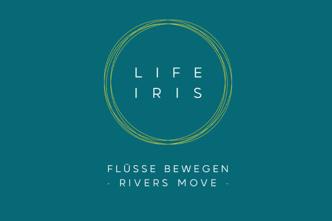 Logo: Life Iris - Flüsse bewegen - Rivers move. Auf einem blauen Hintergrund und mit einem gelben Kreis