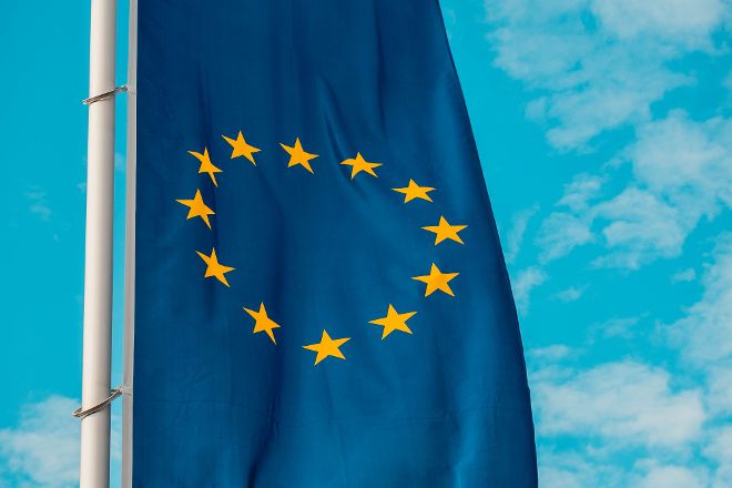 Foto einer Flagge der Europäischen Union: Kreis aus gelben Sternen auf blauen Hintergrund