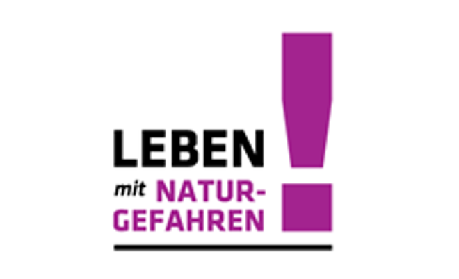 Logo schwarz und violette Schrift "Leben mit Naturgefahren!" auf weißem Grund